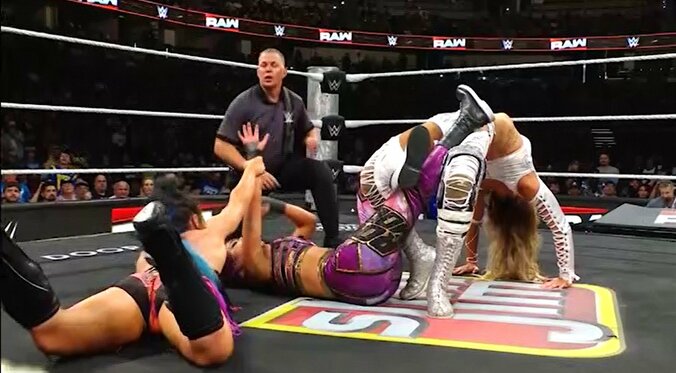 ベイリーの腕を掴んでタップさせないライラ