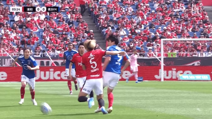 「VARあるのにイエロー？」浦和FW、異例のジャッジ問題視…マリノスFWの肘が首に直撃で物議「しっかり仕事してほしい」 5枚目