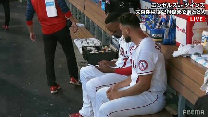 大谷翔平も一安心？同僚・アデル、好プレーで仲間と“和解”ベンチで談笑シーンにファンもにっこり「アデルドヤ顔」「仲直りしたｗ」 1枚目