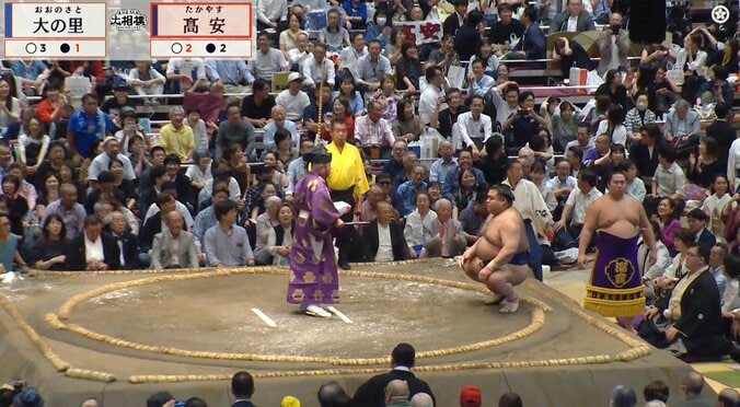 【写真・画像】「おっ!」「正面溜席で」大相撲、行司の真後ろに鎮座するミュージシャンの姿 注目若手力士の取組でカメラに抜かれひと際の存在感 1枚目
