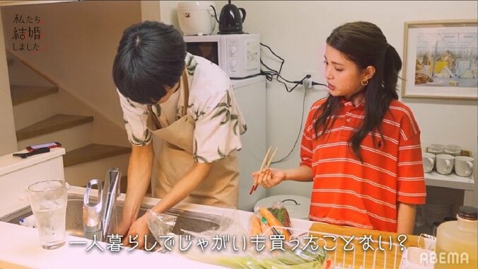 川島海荷、料理中にキッチンで…年下夫からの急なスキンシップにガチ照れ『私たち結婚しました3』第5話 4枚目