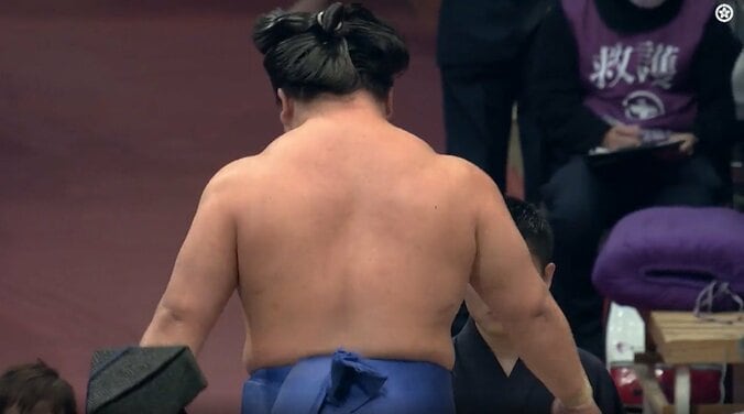 盛り上がる僧帽筋