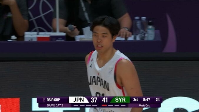 衝撃の84秒で8ポイント→SNS騒然「俺たちの吉井」がトレンド入り「凄すぎた！」吉井裕鷹が倒れながらミラクルショットを沈めた瞬間【バスケ日本代表】 3枚目