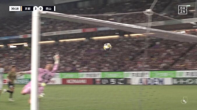 「さすがにヤバすぎる」DF2人を背負いながらの衝撃反転ゴラッソにSNS沸騰「宇宙人なの？」敵将も思わず笑ったスーパーゴールの瞬間 4枚目