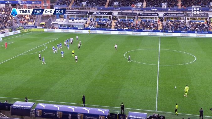 ハーフウェーライン付近からのFKを任された鈴木彩艶