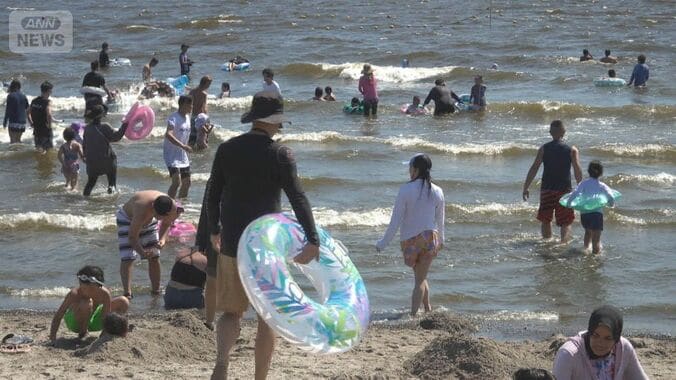 海水浴客減の中　「過ごす海」千葉・稲毛海岸人気　豪から白砂輸入「ワイキキみたい」 1枚目