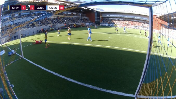 衝突して吹っ飛ぶ小久保