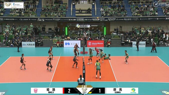 女子バレー、“長～い”美脚で華麗な珍レシーブ 190センチの長身選手の妙技に「おおお、よく上げた！」実況も熱狂 4枚目