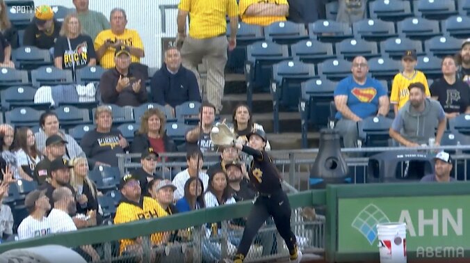 【写真・画像】ド軍戦、バット吹っ飛ぶ“珍プレー”に「大谷もびっくり」 まさかの事態に“次打者”の大谷翔平も驚く　1枚目