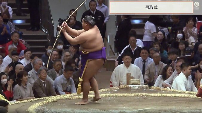 東の花道の奥に湊川親方の姿