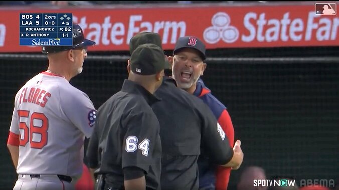 【写真・画像】ド軍マンシーが怒り心頭！審判に詰め寄り猛抗議、ロバーツ監督もベンチで“激昂” 微妙なスイング判定に球場騒然　1枚目