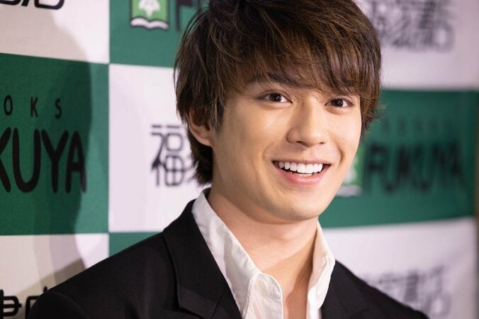 新田真剣佑、ベッドシーン撮影を振り返る「オジサン二人とシーツにくるまってます」 1枚目