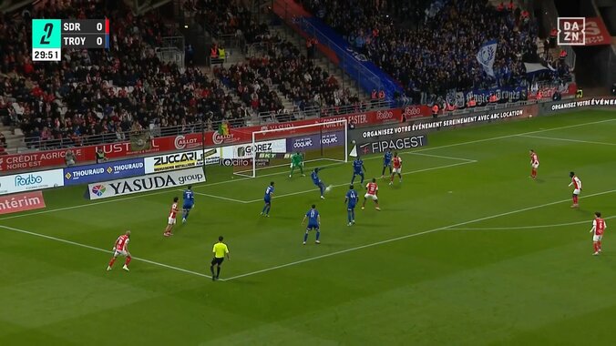 中村敬斗、衝撃のビタ止めトラップ→3人に突っ込む超強気ドリブルで相手守備翻弄「あれはボールとれないやろな」 3枚目