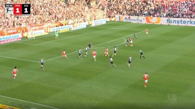 どうなってる…！？ 佐野海舟が「バケモノすぎる」相手3人囲まれながら“ドリブル突破”→驚異の“鬼フィジカル”「体強すぎ」「重戦車かよ」 2枚目