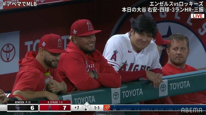 大谷翔平が打てばベンチもみんな幸せ チームメイトとニコニコトークにファンも「トラ谷尊い」「めっちゃ仲良さそう」 2枚目