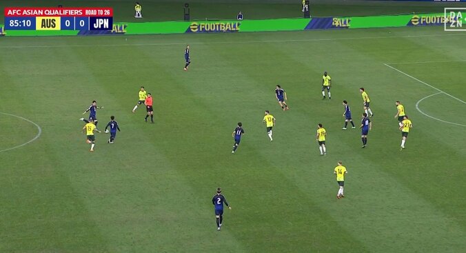 「鎌田だけ異次元だったな」鎌田大地“別格”ノールックパスに脚光「全てにおいてレベチ」豪代表FWの一手先を読むワンタッチパスで局面打開した瞬間 3枚目