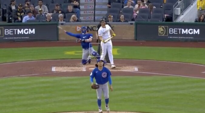 【写真・画像】どうした…？ 今永昇太の魔球に“打者が激怒”「そりゃキレる」 “見逃し三振”で怒り爆発→バッティング手袋を破り捨てる「初めて見たw」「怖すぎる」　1枚目