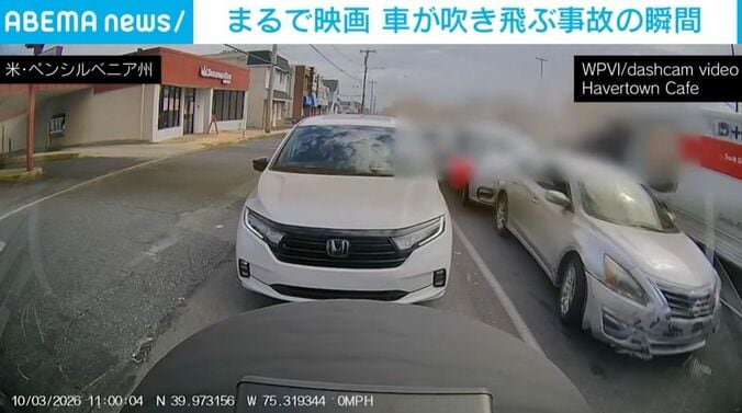 吹き飛ぶ車