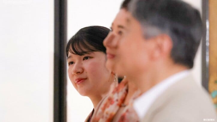 【写真まとめ】雅子さま、花柄ロングスカーフで愛子さまと秋の装い 天皇ご一家が上野で日本美術コレクション鑑賞