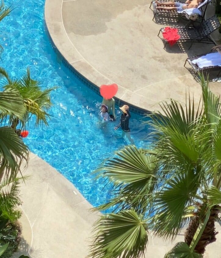 花田虎上、TDLホテルのプールで遊ぶ子ども達の姿を公開「一夜を過ごしました」