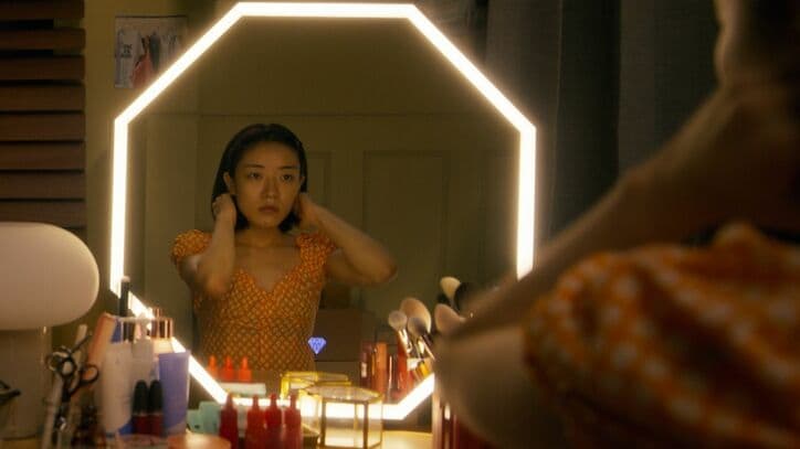 修正＆加工で地味な女子高生が美女インフルエンサーに！誰にも言えない二重生活…中毒性抜群の韓ドラ『影美女』スタート！