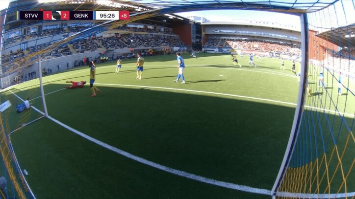 衝突して吹っ飛ぶ小久保