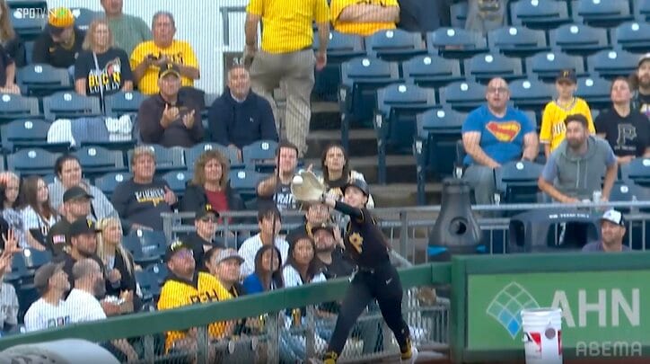 【写真・画像】ド軍戦、バット吹っ飛ぶ“珍プレー”に「大谷もびっくり」 まさかの事態に“次打者”の大谷翔平も驚く　1枚目