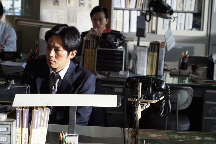 松坂桃李が血まみれのキャリア刑事に　『孤狼の血』新場面写真 解禁