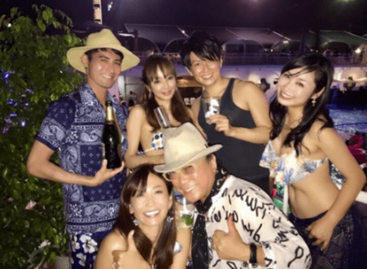 ざわちん、サマーナイトプールで“エロカワ”ボディを披露