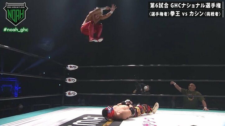 極めたはずが…“スポッ” シューズ脱ぎ捨て足関を回避 老獪な技の数々に「いちいち面白い」「まるでコント」視聴者騒然