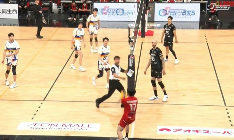 「すごい技を…」男子バレー、リベロが執念の“ゼロ角度”返球 アリーナ喝采