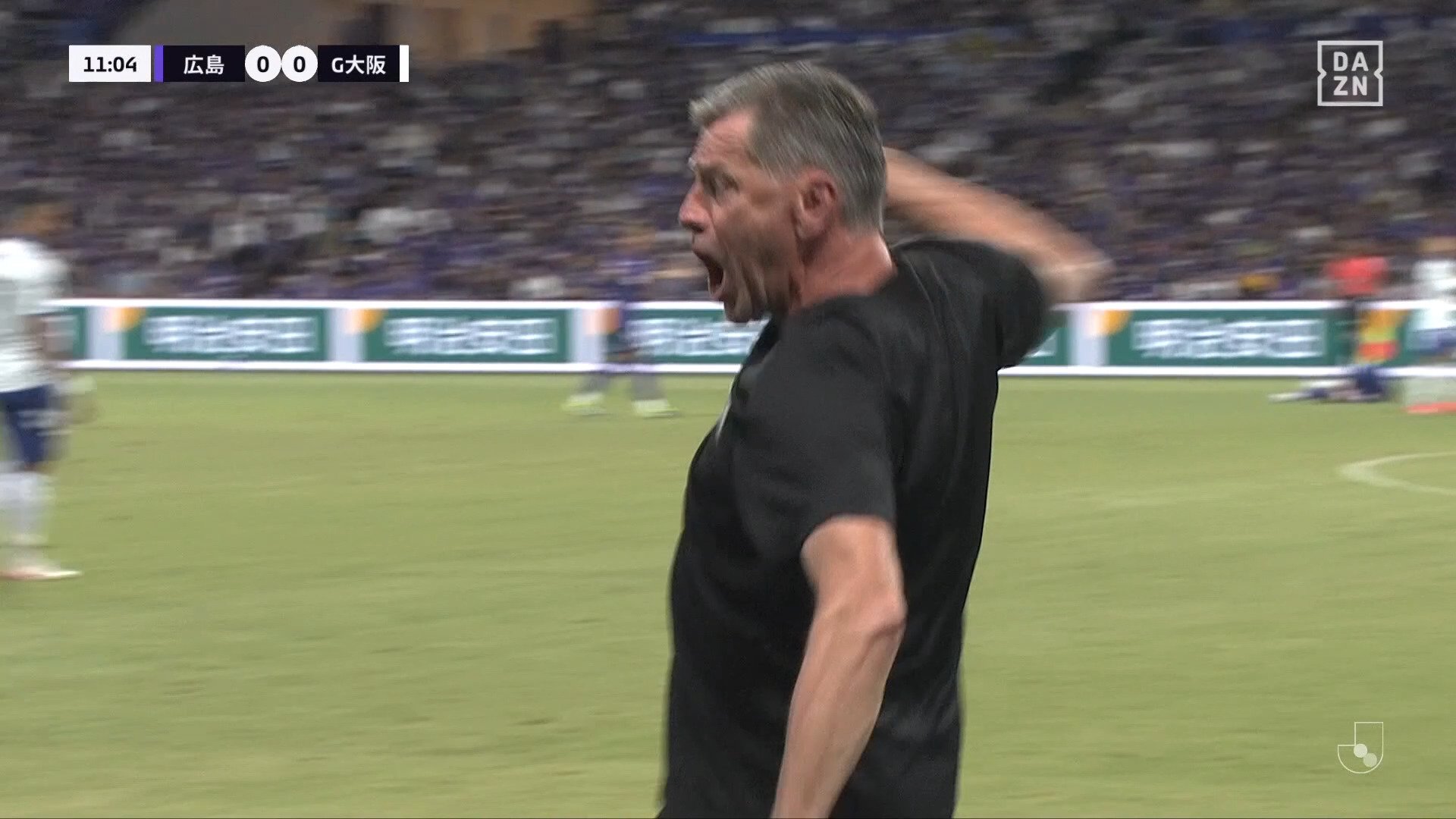 【映像】競り合い時に顔面肘打ち→イエローカード