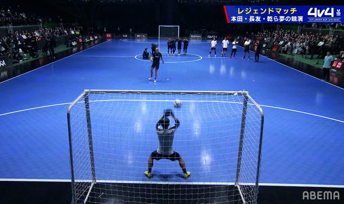 日本でミラノ・ダービーは最高」長友佑都vs本田圭佑のPK対決に会場熱狂