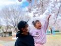  パンサー尾形の妻、花見中の親子ショットを公開「とても素敵」「微笑ましい」の声 