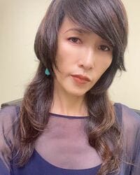 工藤静香、上品さが漂う巻髪＆デニムつなぎ姿を披露し称賛の声「海外のモデル並みに脚長っ！」