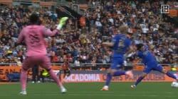 南野拓実、相手GKのパスミスに超速反応「狙ってたな」すかさずパスカット→虚をつくループシュートを放った瞬間