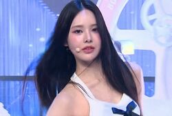 妖艶な美しさに悲鳴！スタイル抜群の練習生、デビューまでの切実な思いを歌で表現…真っ白なミニスカートで観客を魅了