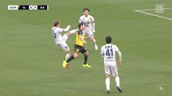 大丈夫か？強烈ハイキックが側頭部を直撃するアクシデント発生「結構頭蹴っ飛ばしてる」ボール処理で上げた脚が相手選手を一撃→VAR介入