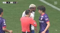 スタジアム騒然！ 一触即発、バッチバチの超至近フェイスオフ！激昂する横浜 アンデルソン・ロペスに京都・宮本が詰め寄り、喧嘩上等の睨み合いが勃発した瞬間