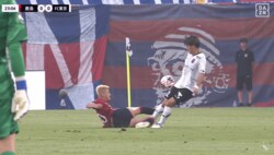 「疑惑のジャッジ」に指揮官が激昂！ 鈴木優磨が膝を蹴られるも“逆ファウル判定”だった瞬間「先に触ってる」「そもそもスライディングが危ない」ファンの意見が真っ二つ