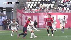 「こっちのファウル？」「かわいそう」競り合いで倒されたはずがファウルになる“微妙”判定にファン不満「だいたいフォワードが取られる」傾向も？