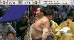 「座布団投げるな」「さすがに危険」照ノ富士に土、館内を舞った“無数”の座布団…マナーに苦言も 自らの手や座布団で頭を守る観客の姿も