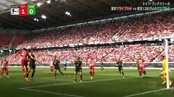 「身長差なんて関係ねえ！」堂安律はヘディング勝負も強い！ 大ジャンプで空中戦を制した瞬間にファン興奮「せ、競り勝った…？」「エグいって」