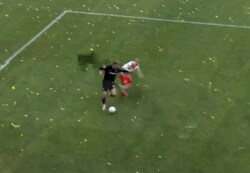 「強い！速い！」堂安律の“ゴリゴリ突破”に解説者も驚愕！「食い込む力がえぐい」「びっくりしたわ」敵を引きずるデュエル王ぶりを存分に発揮した瞬間