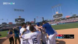 ショーヘイ、やったな！仲間が総出で大谷翔平のサヨナラ打を祝福 背中バシバシ→大量の水シャワー