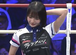 「この美人は誰？」ラウンドガールにまさかの人物 異色のラウガ姿が話題 「足なが！！」貴重な姿に反響相次ぐ