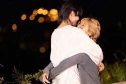 金髪ギャル、モテ男に不意打ちハグで積極アピール「これがしたかっただけなんで」