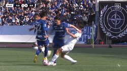 「荒いぞ！」「これはえぐい」スタジアム騒然の危険なレイトタックル炸裂！“あからさまなアフター”に批判が集まるも「これは...」ファウルの見方を変える名解説