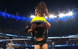 美人レスラーが悲痛な絶叫！ ゴミ箱にぶち込まれ“生ゴミ”まみれ… 「クソやばい！！」観客熱狂