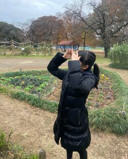 市川團十郎、亡き妻・小林麻央さんのコートを着た長女・麗禾の姿を公開 「麻央さんにそっくりですね」など反響